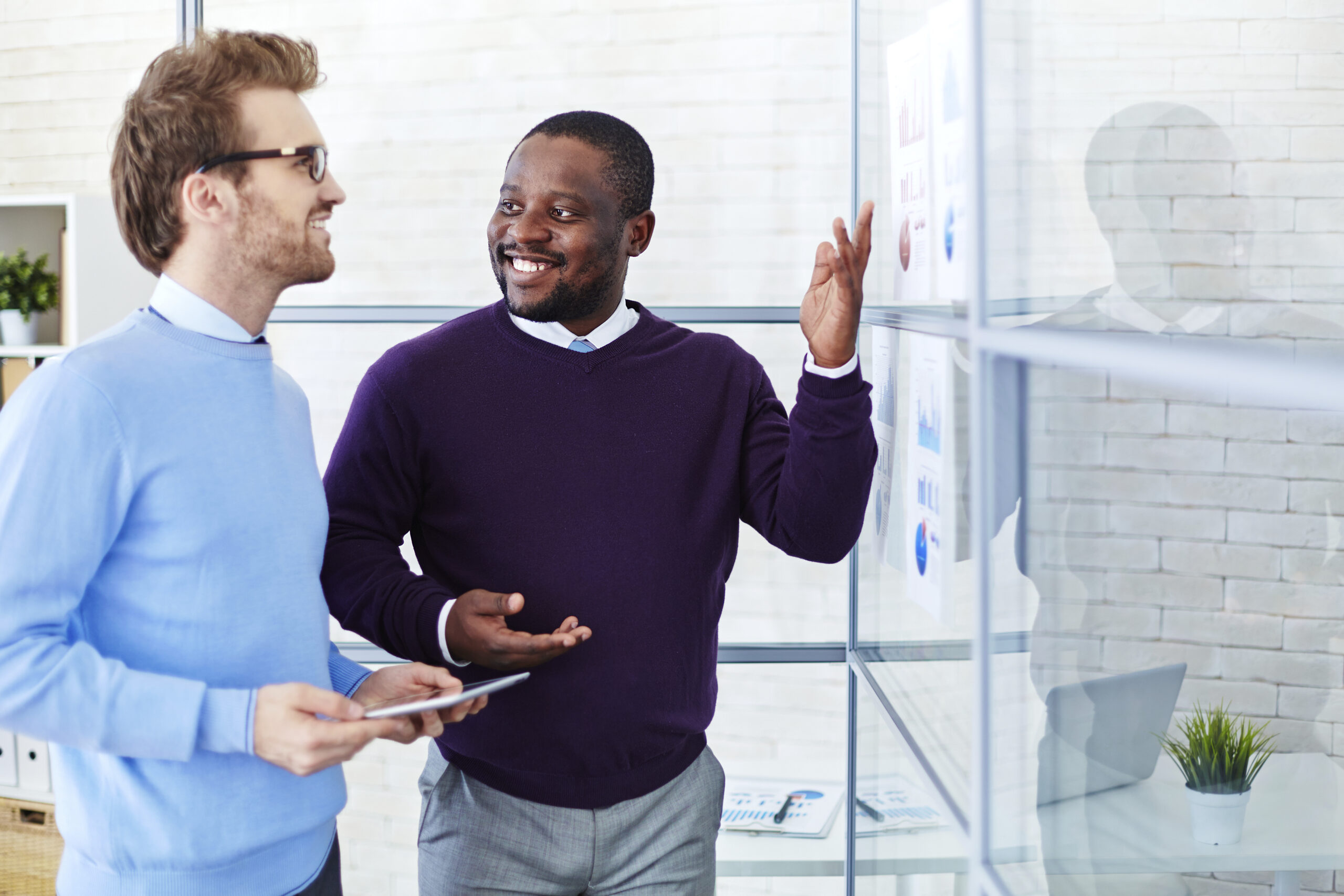 Businessmen having meeting Dateiverwaltung mit searchit